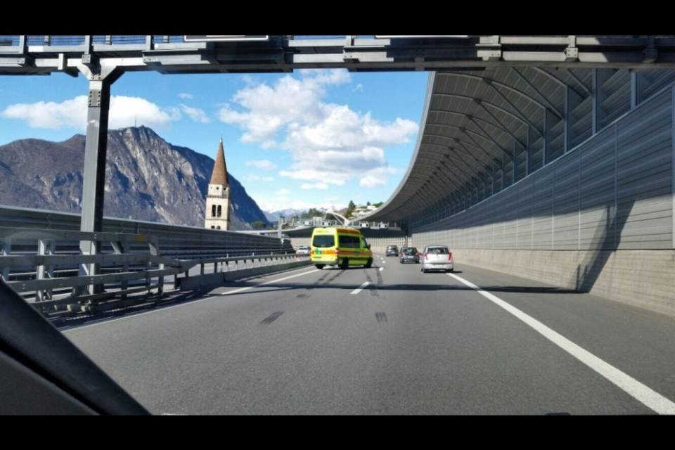 Melide, veicolo perde rimorchio sulla A2