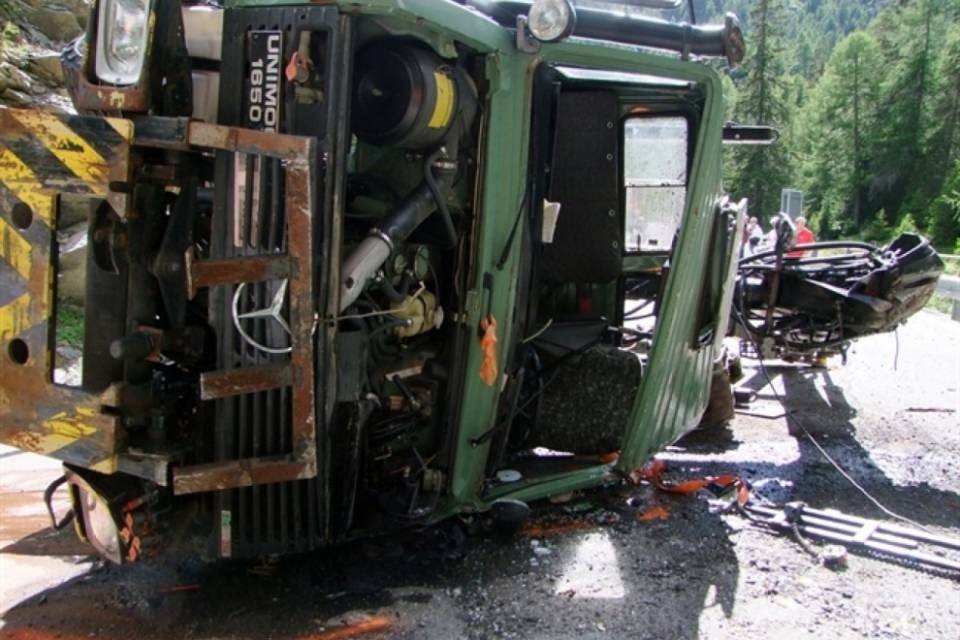I freni non funzionano, camion distrutto