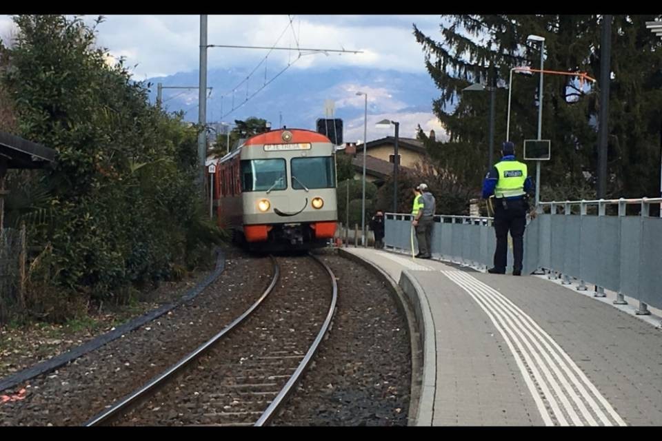 Shock a Magliaso: bimba impigliata in una porta del trenino