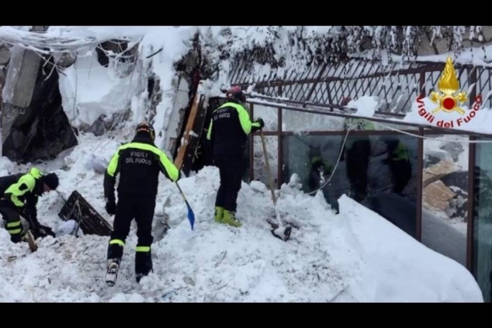 Rigopiano: nella notte estratte vive altre 4 persone