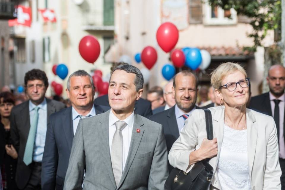 Anche Luino festeggia il 'suo' Ignazio Cassis