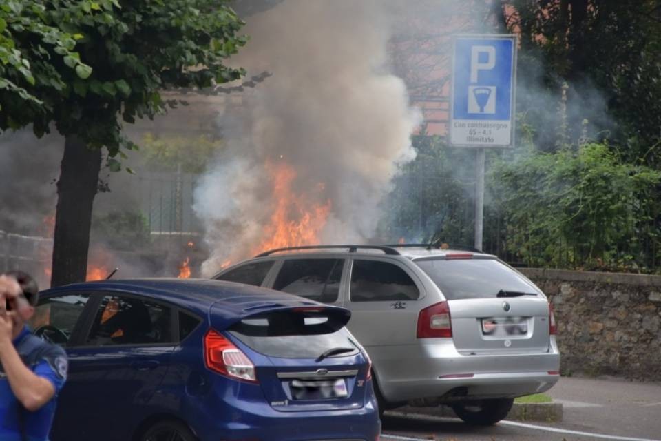 Auto prende fuoco in un parcheggio a Bellinzona