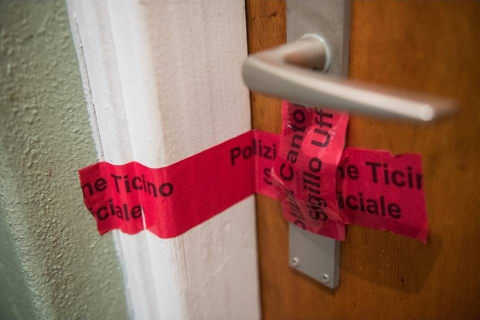 Tracce di sangue in via Pioda: "Era caduta"