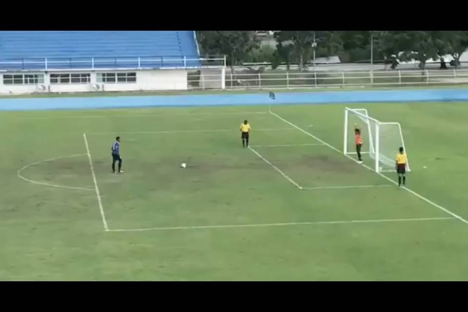 Il portiere esulta, ma la palla...