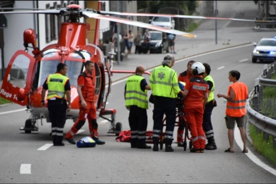 Due moto sorpassano un'auto e si scontrano, un ferito grave