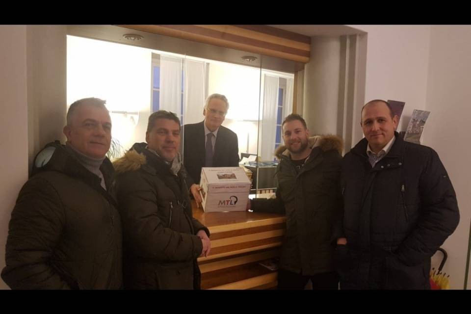 Consegnate 1'500 firme per l'ARL di Viganello