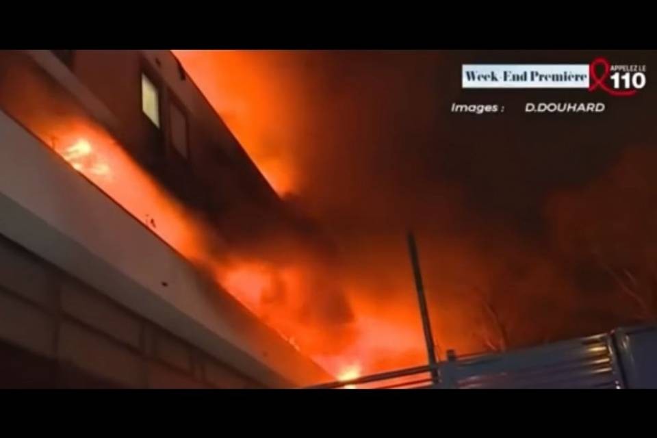 Pauroso incendio a Parigi