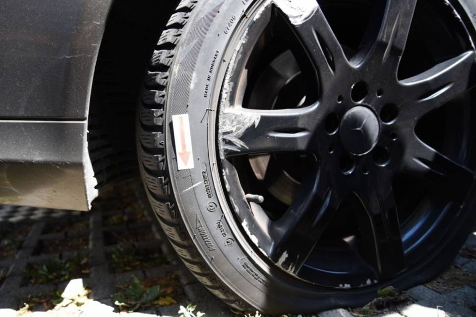 Vandali in azione: tagliate le gomme di 12 auto