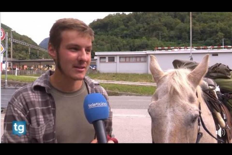 La guardia svizzera che rincasa (a cavallo)
