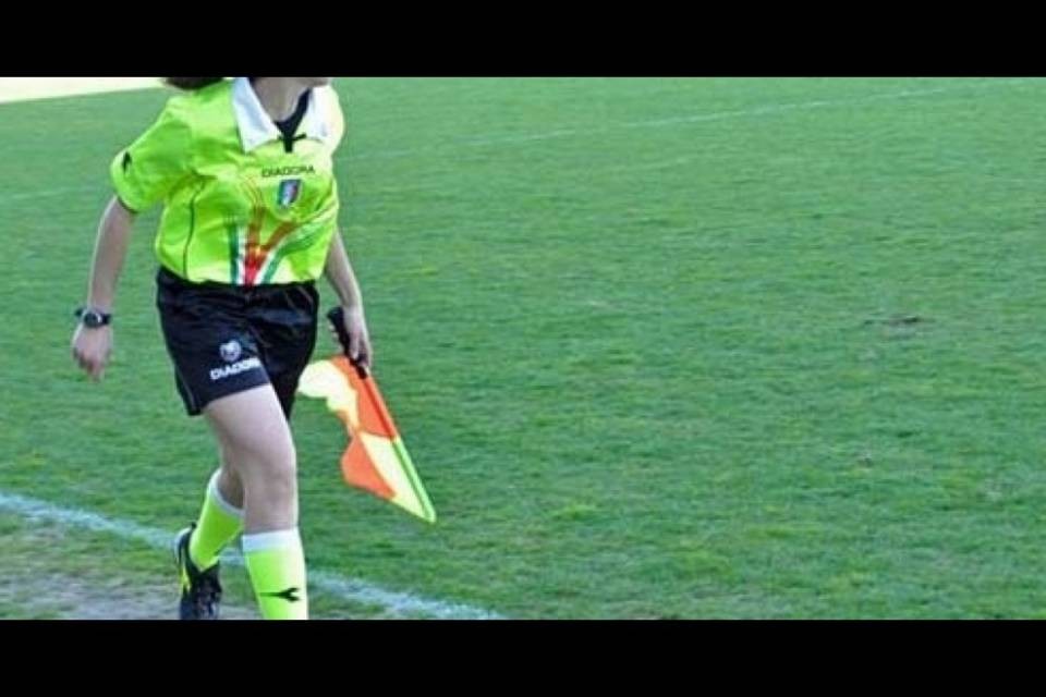 Tenta di colpire la guardalinee con il pene