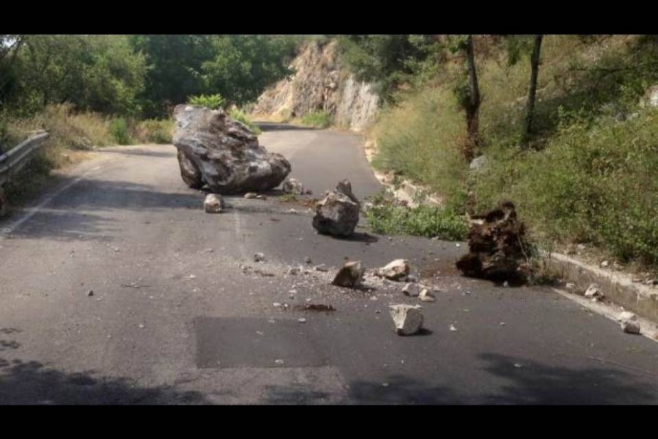 Caduta massi, disagi sulla strada tra Maroggia e Bissone