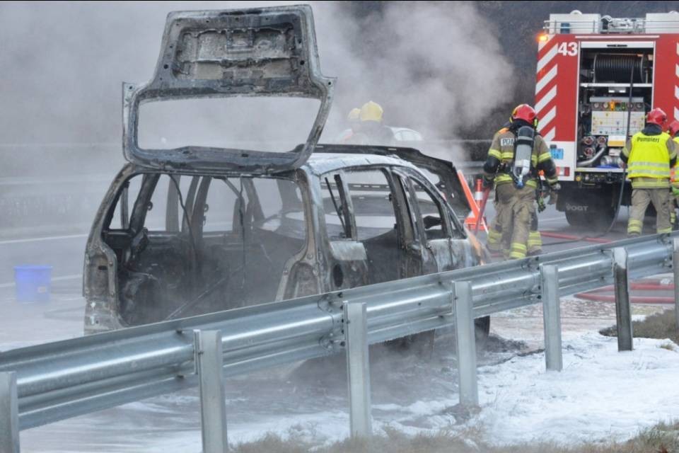 Auto in fiamme sulla A2