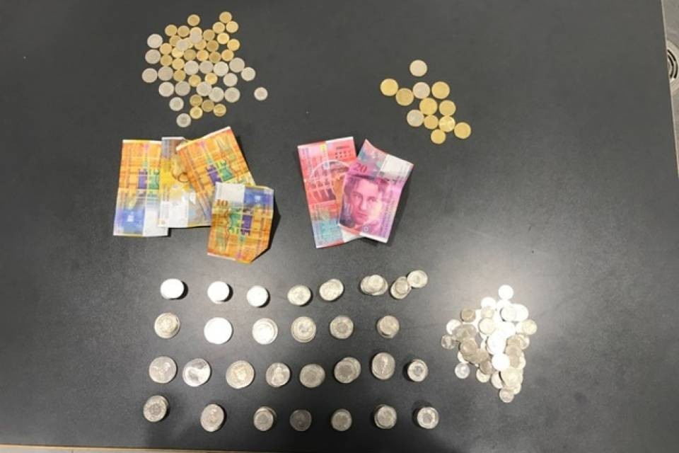 Fermato con decine e decine di monetine