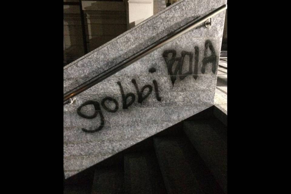 "Gobbi boia" sul muro dell'Università