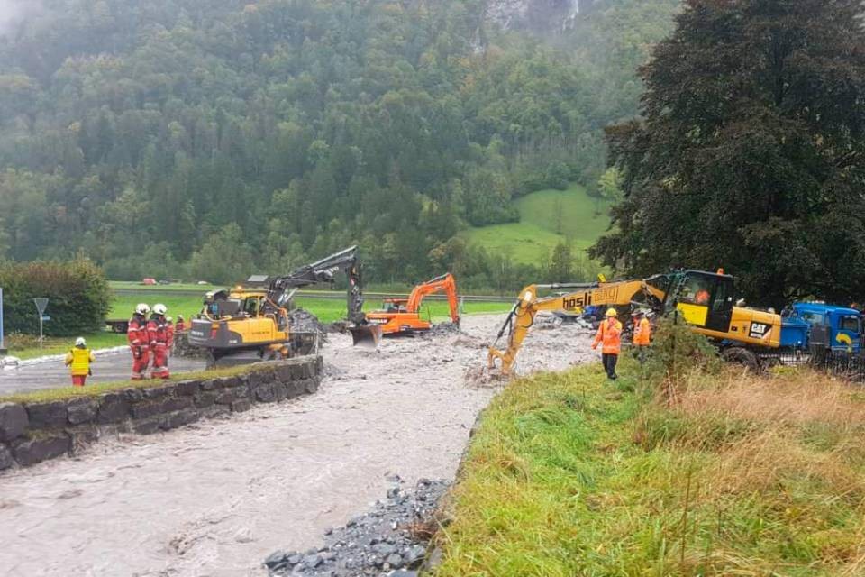 Lavori in corso al torrente Diesbach. Foto Polizia cantonale Glarona