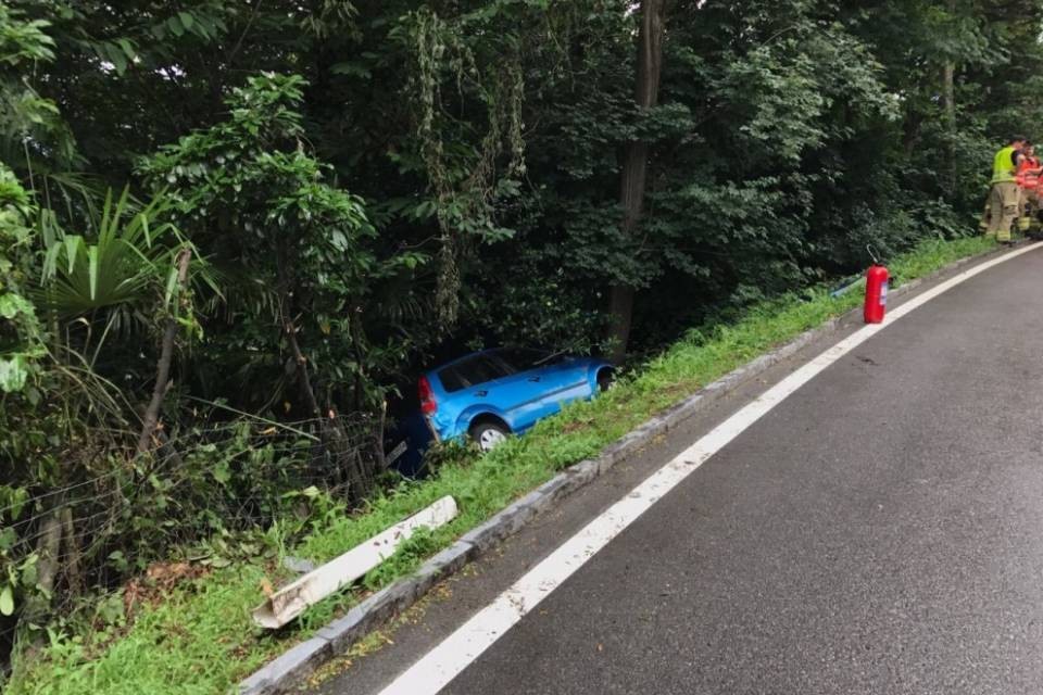 Origlio, esce di strada e finisce nel bosco