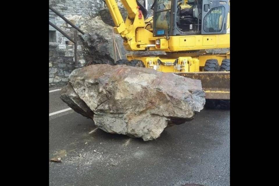 Macigno piomba sulla strada a Ronco sopra Ascona