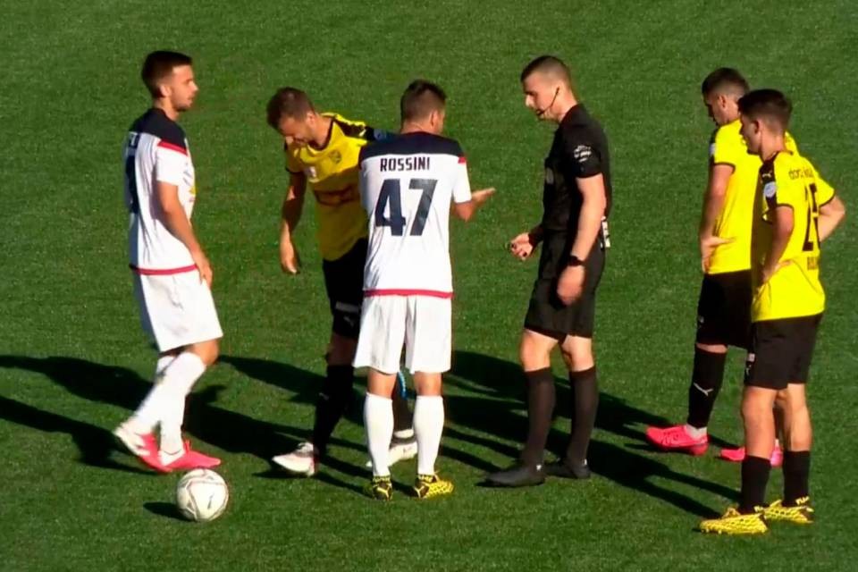 Il rientrante Patrick Rossini discute con l’arbitro Gianforte.