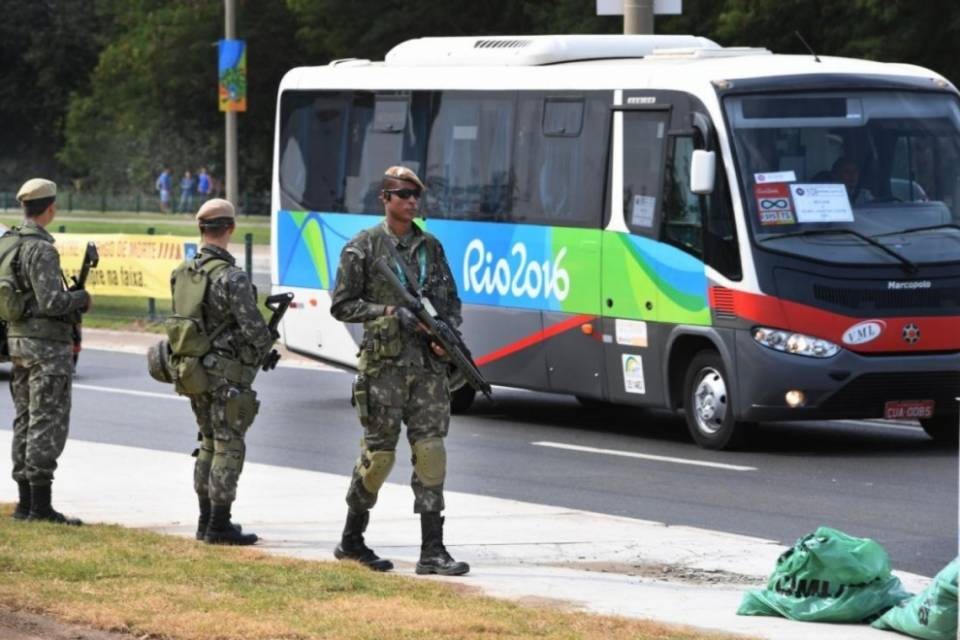 Rio: droni antiterrorismo, ma intanto la polizia sciopera