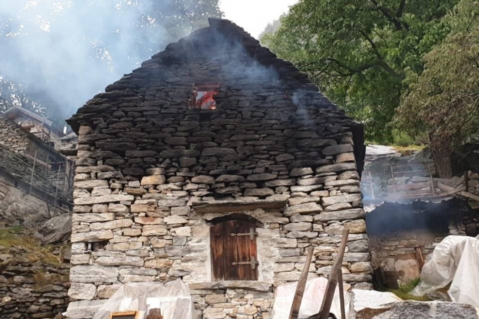 Incendio in un rustico in zona Monti della Gana