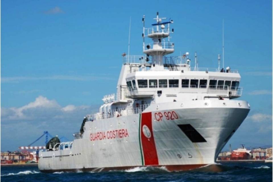 Salvini blocca altra nave della Guardia costiera con migranti