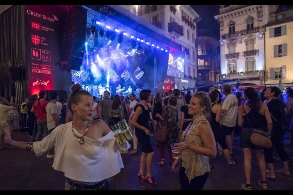 In 70'000 a Estival