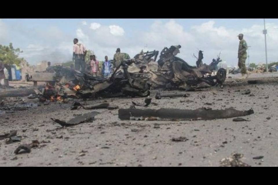 Terroristi attaccano Mogadiscio: almeno 16 morti
