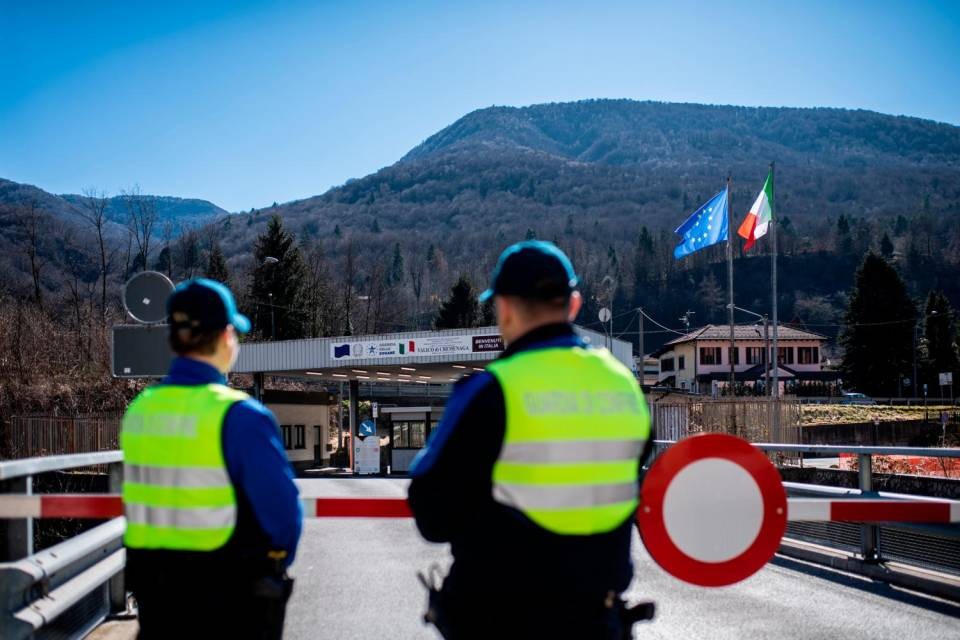Il valico di Ponte Cremenaga sbarrato per contenere l'emergenza. © CdT/Gabriele Putzu