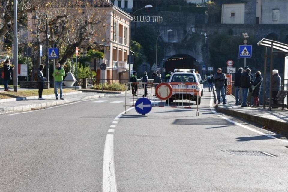 Frana a Maccagno, strada e ferrovia chiuse fino a domani