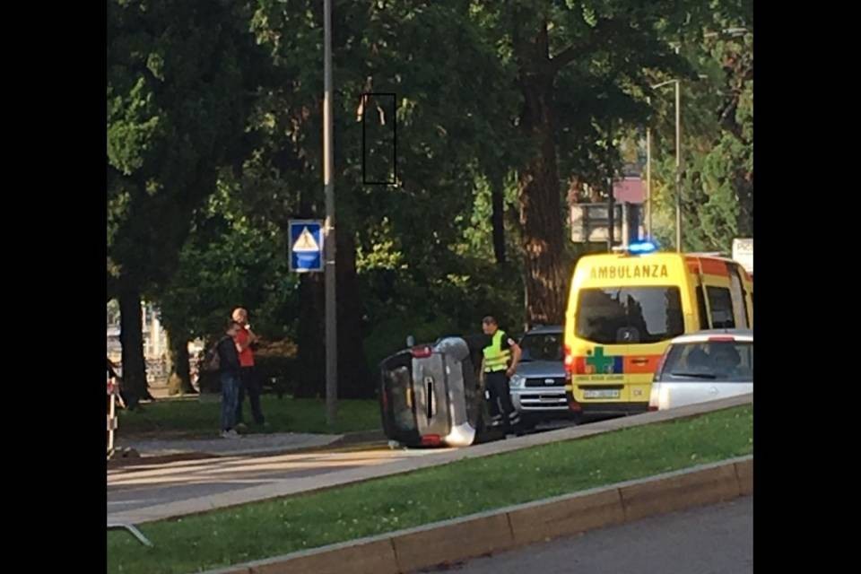 Auto ribaltata sul lungolago