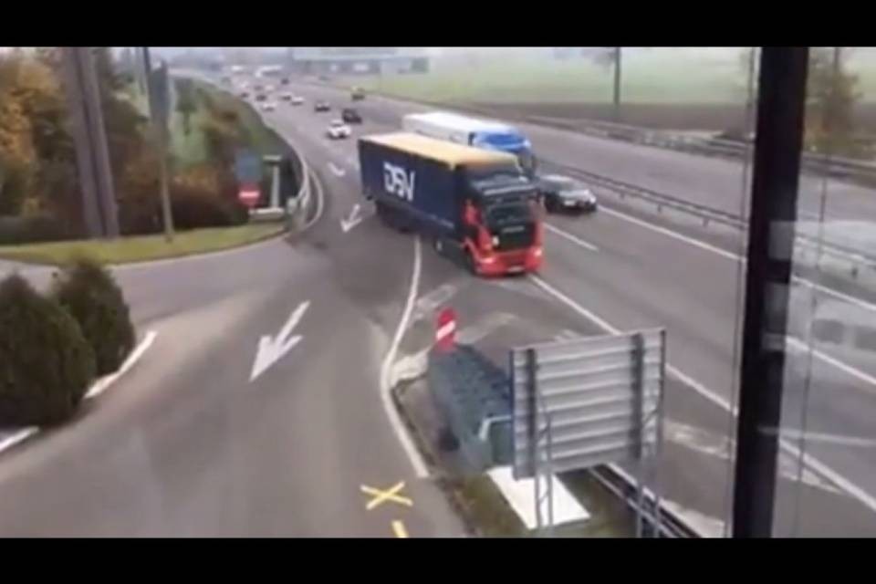 TIR in retromarcia sulla A1: "Pericolosissimo"