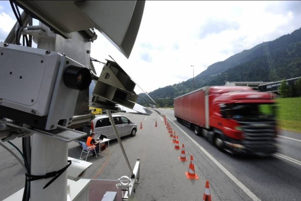 Meno camion attraversano le Alpi