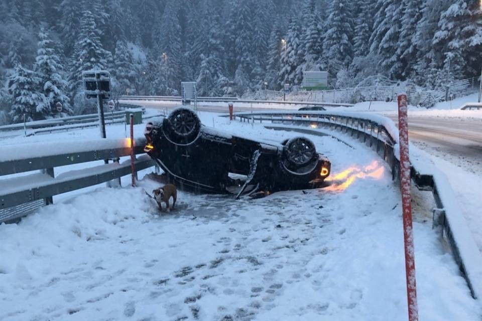 Sbanda sulla neve e si cappotta