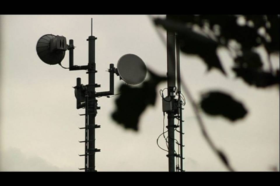 Un'antenna tra le case a Castel San Pietro
