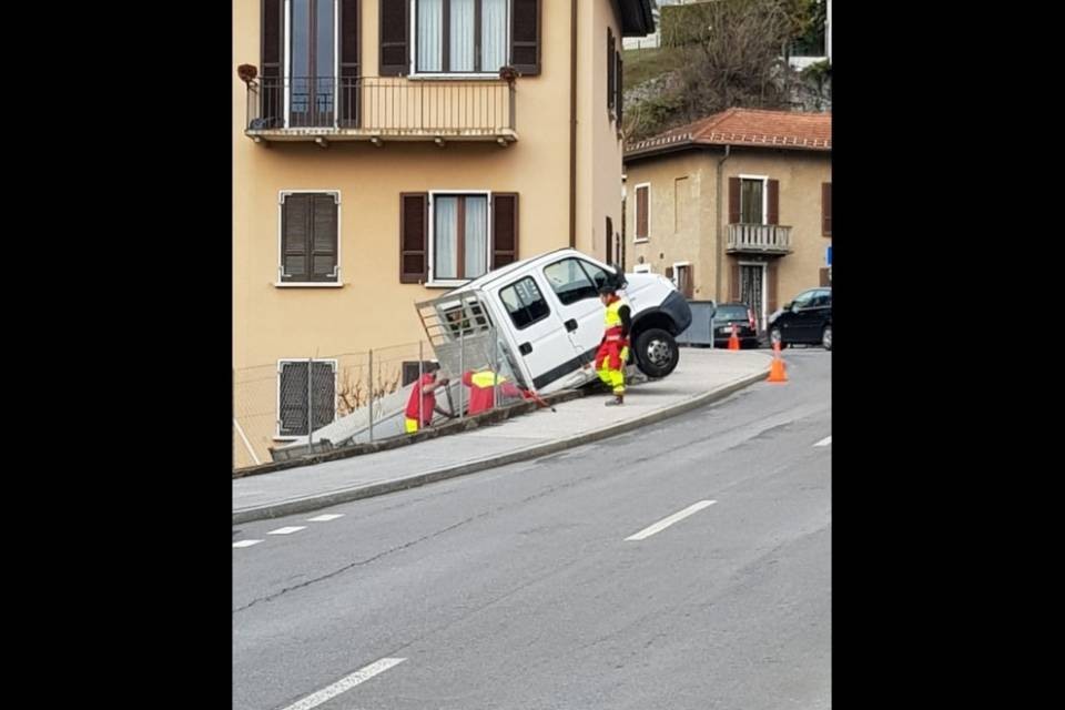 Furgone si sposta e termina in un giardino sottostante