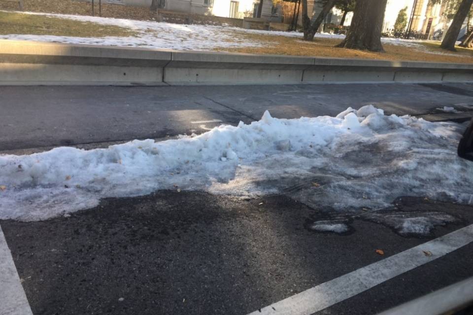 "La neve occupa il posteggio. Tanto ce ne sono tanti..."