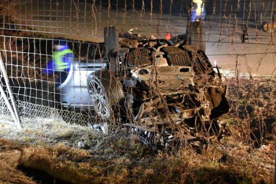 Esce dall'autostrada e si ribalta