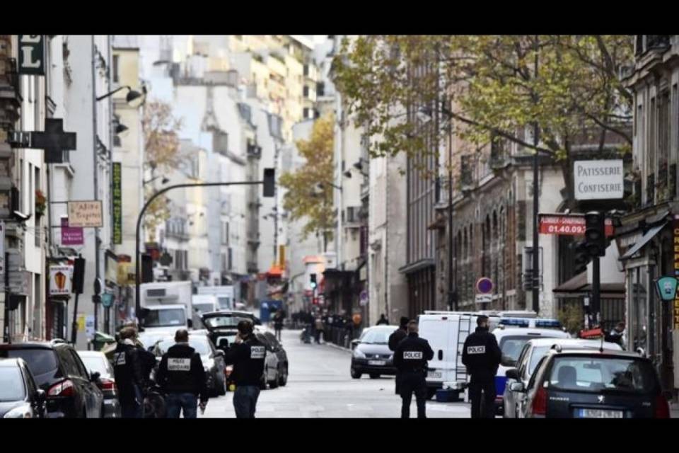 Parigi, è caccia all'uomo