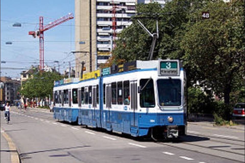 Camion contro tram a Zurigo, una dozzina di feriti