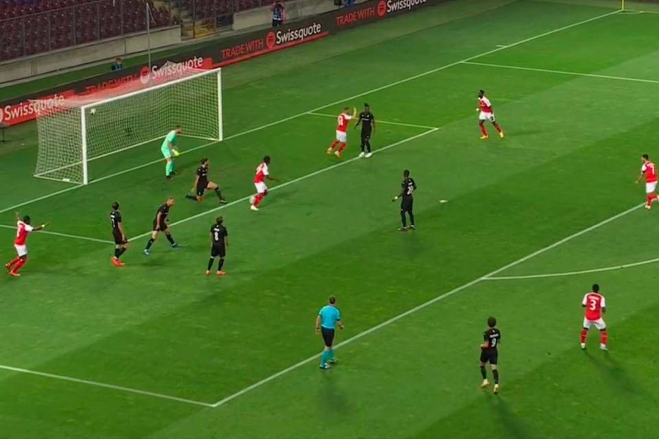 Il nazionale kosovaro Valon Berisha (14) festeggia il gol-partita realizzato dopo appena 4 minuti di gioco.
