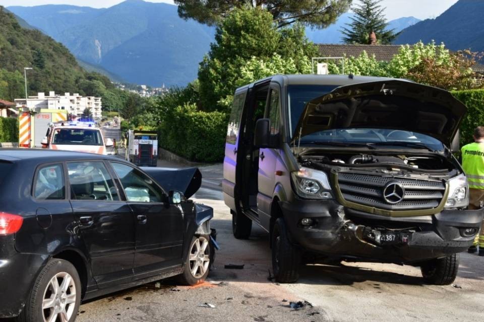 Scontro tra auto e veicolo militare: 4 feriti
