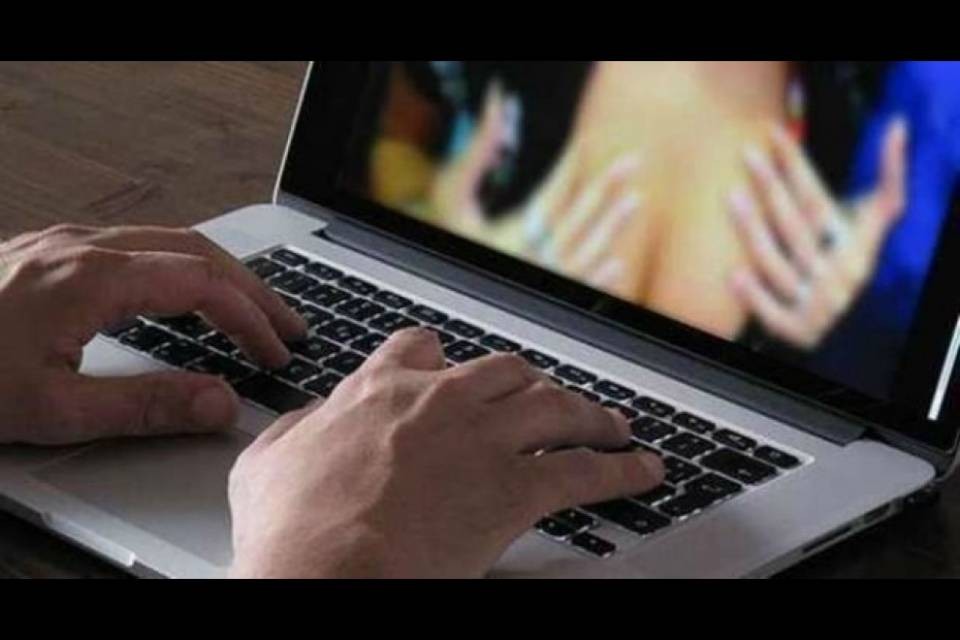Licenziato per i porno, sarà risarcito