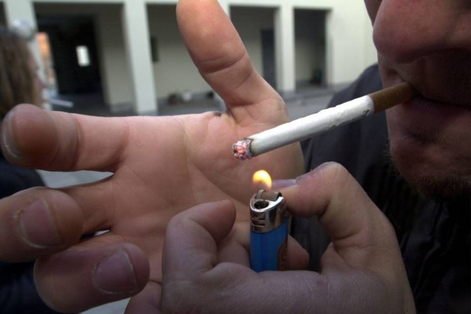 Meno pubblicità e no alla vendita di sigarette ai minorenni