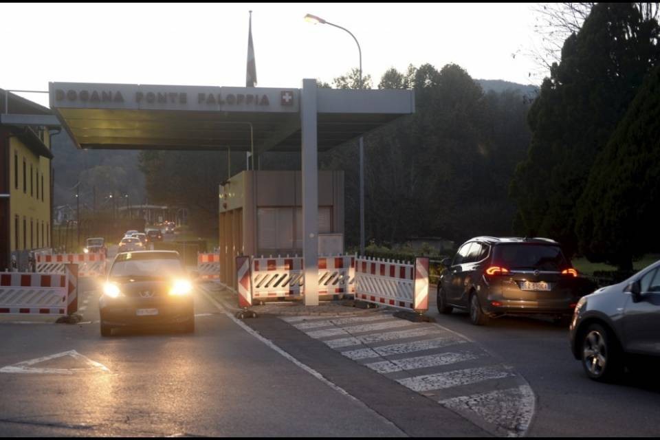 Aveva tre migranti in auto: arrestata