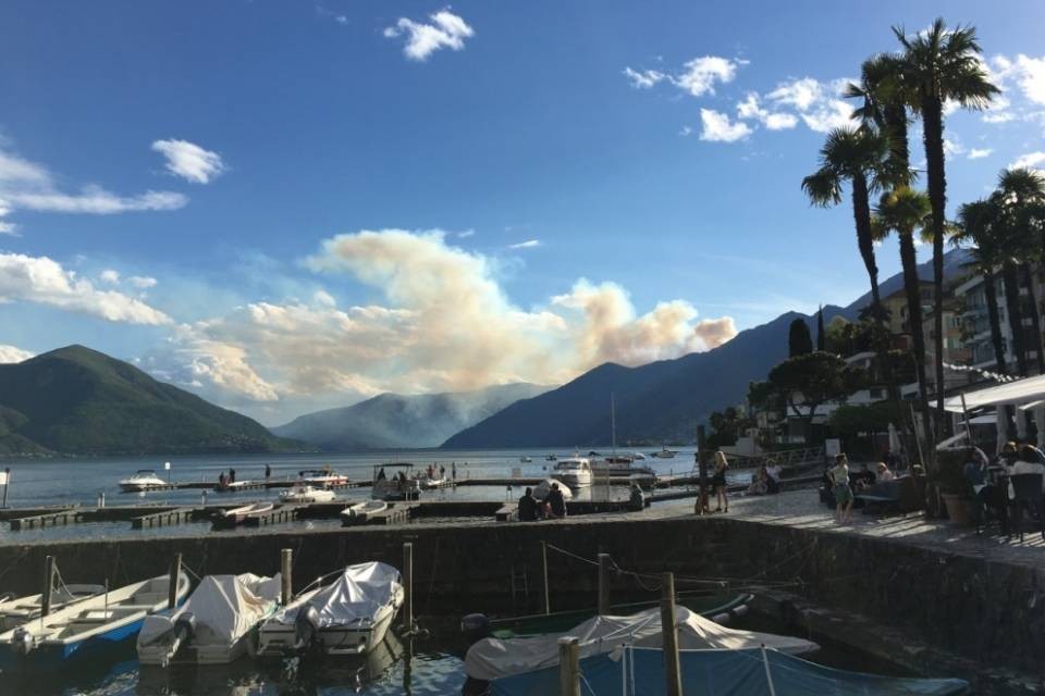 Violento incendio vicino al confine