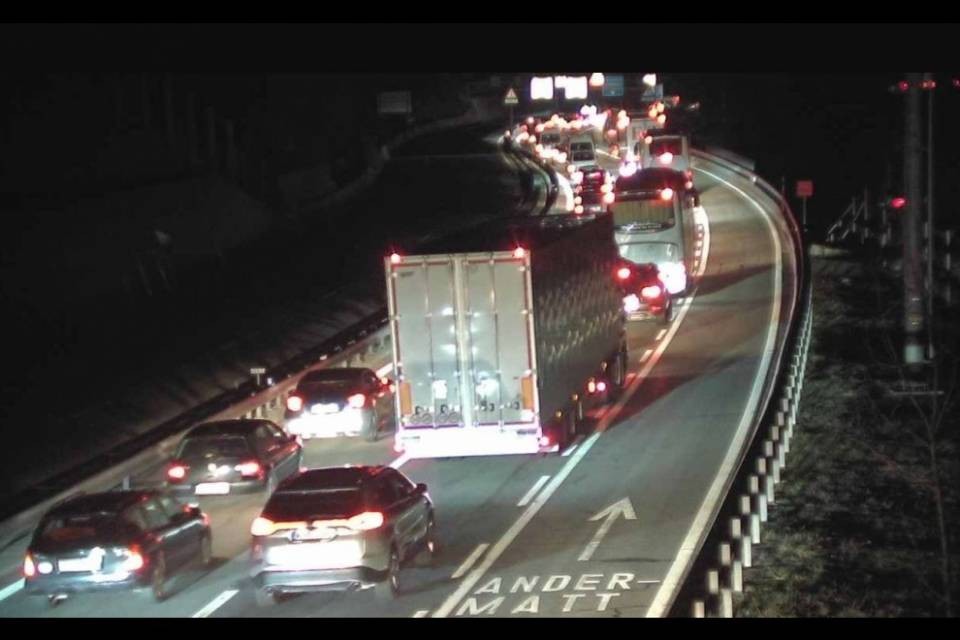 1 ora e 30 minuti di attesa al portale nord del Gottardo