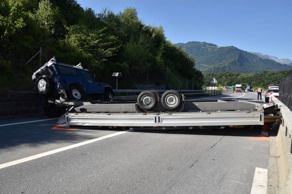 Tocca il guardrail e il rimorchio si rovescia