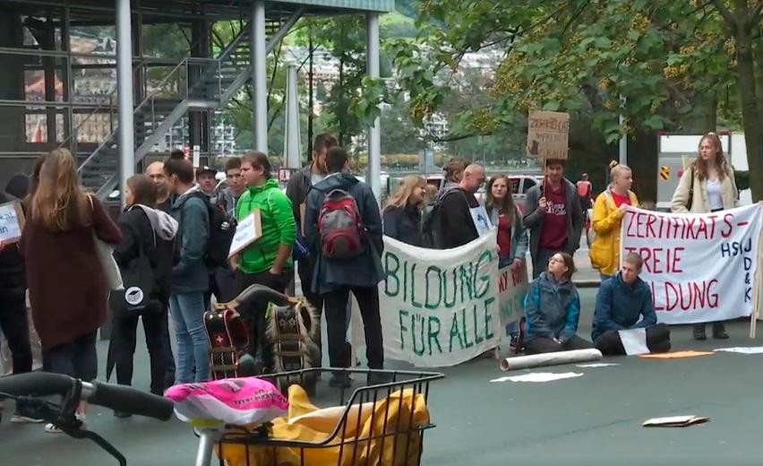 La manifestazione a Lucerna. Screenshot video Pilatus Today