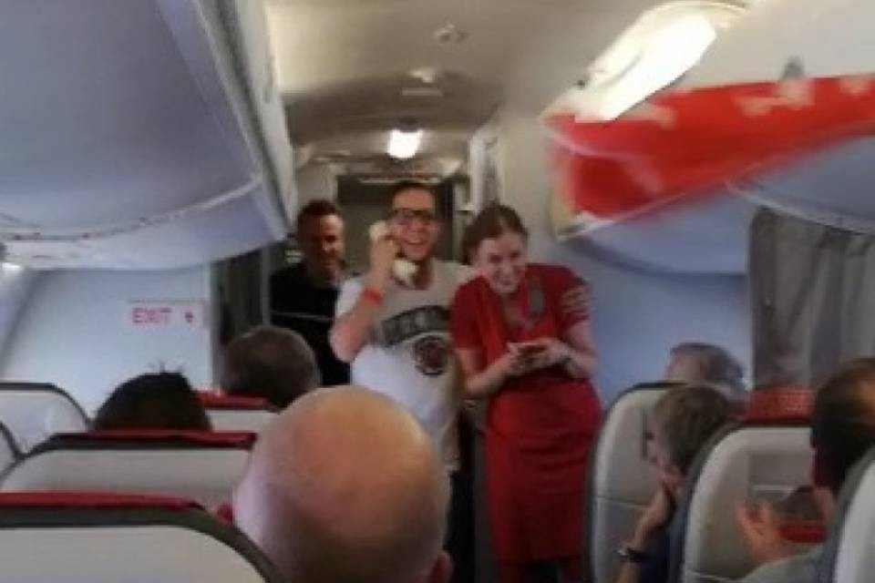 Ticinesi in viaggio verso la Russia fanno cantare l'intero aereo