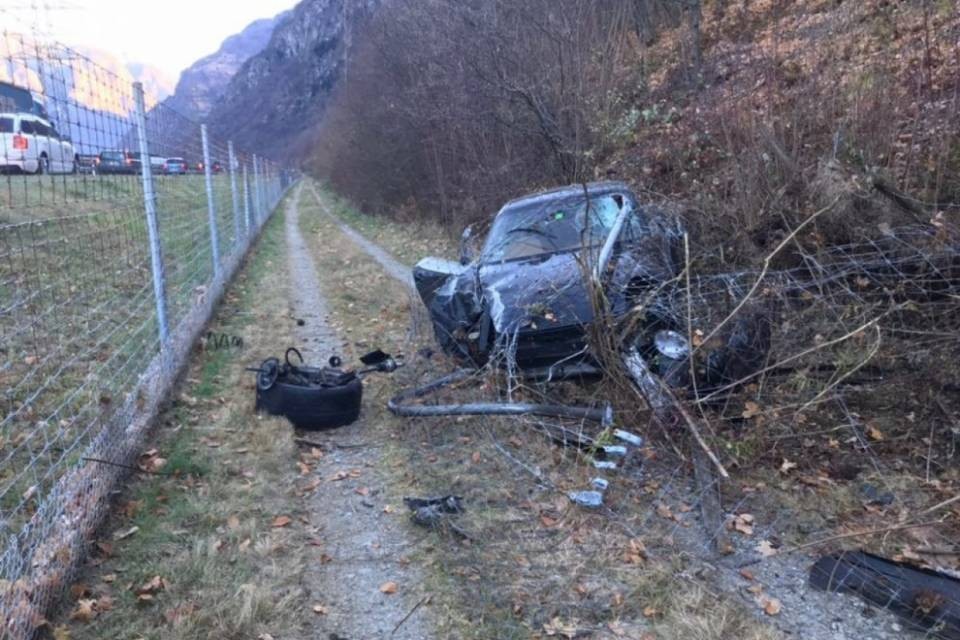 Esce fuori strada e demolisce la Porsche